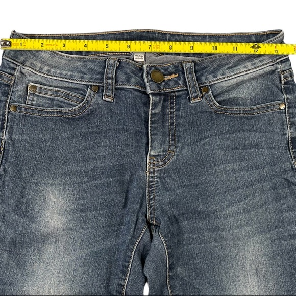 Jennifer Lopez size 2 medium wash straight leg jeans, some distressing, like new - Picture 11 of 13